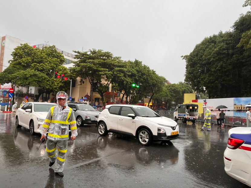 Lực lượng Công an hướng dẫn các phương tiện di chuyển, tránh xảy ra tình trạng ùn tắc cục bộ