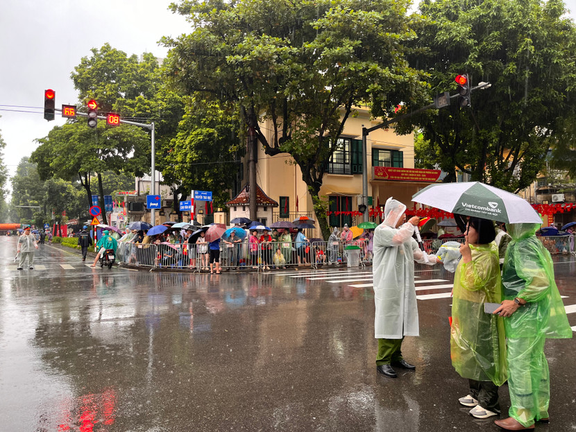Nhiều người dân có mặt tại đường Nguyễn Thái Học từ rất sớm để chờ xem diễu binh, diễu hành