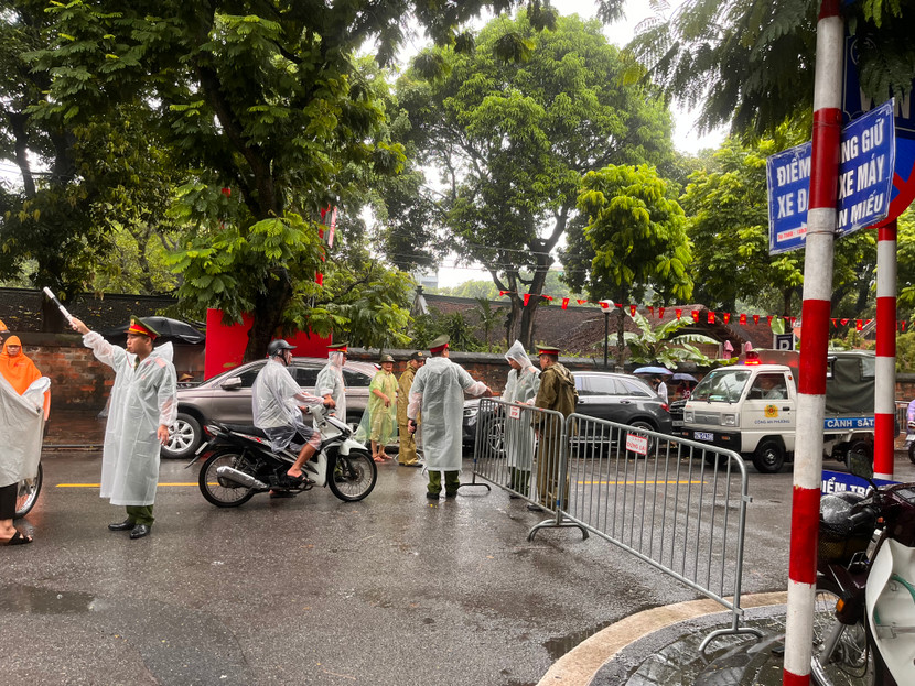 Các lực lượng triển khai tại chốt Văn Miếu Quốc Tử Giám - Nguyễn Khuyến