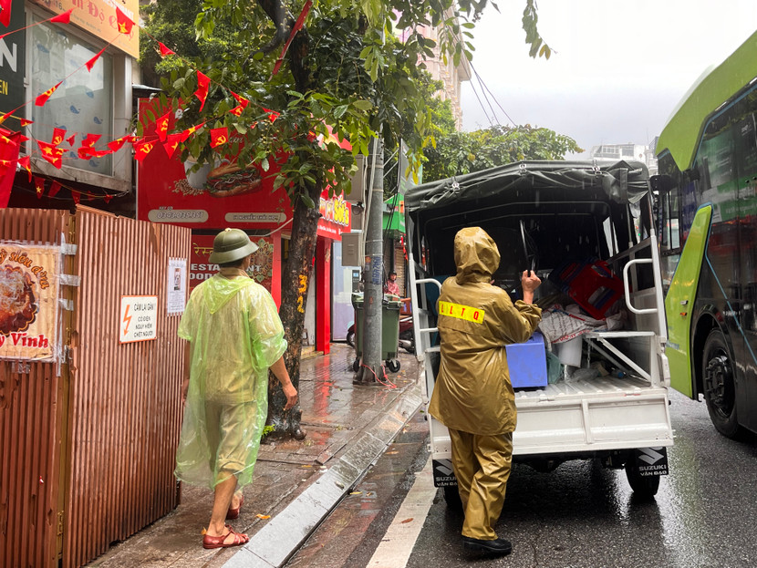 Lực lượng chức năng đề nghị các hộ gia đình, hộ kinh doanh mặt đường không xếp ghế lấn chiếm, giữ chỗ