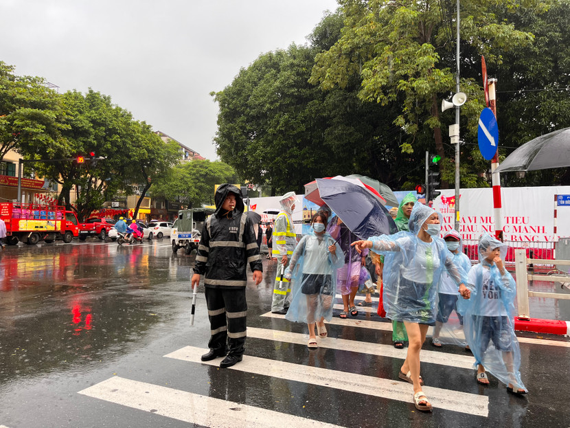 Rất nhiều trẻ nhỏ được bố mẹ đưa đến các điểm chờ xem diễu binh diễu hành