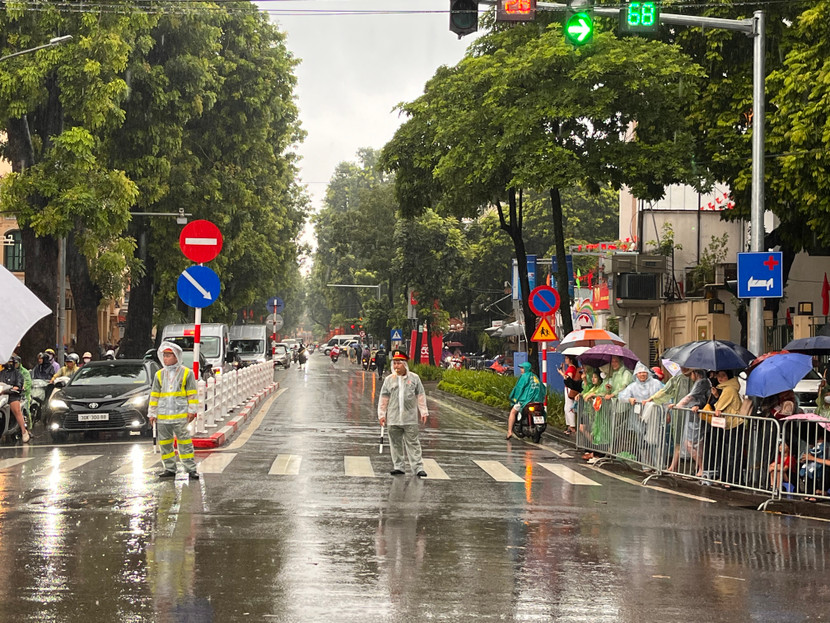 Căng mình dưới mưa, đảm bảo an ninh trật tự phục vụ sơ duyệt diễu binh, diễu hành