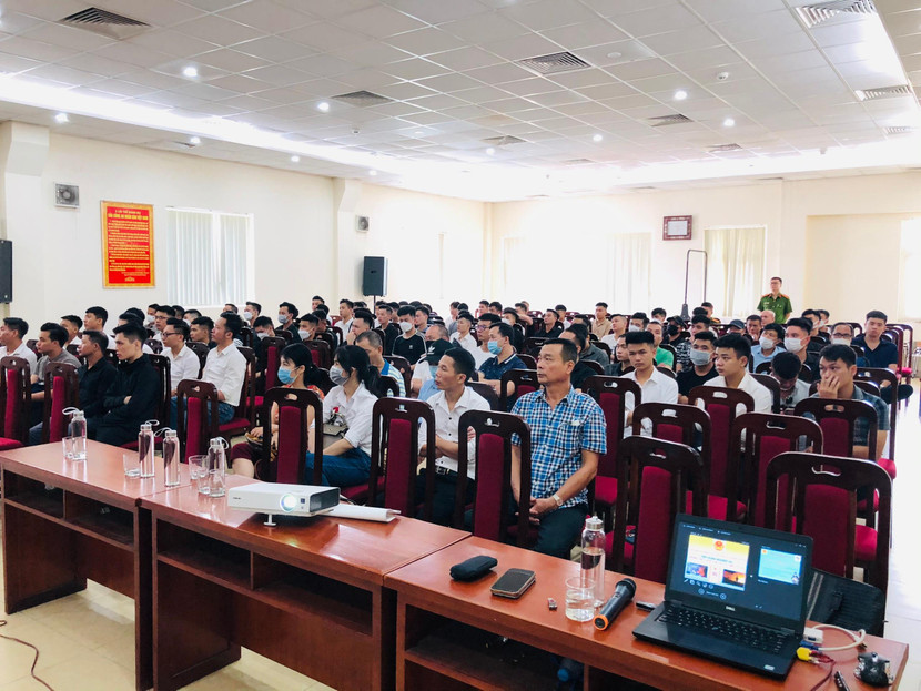 Chủ các cơ sở kinh doanh karaoke và nhân viên tham gia tập huấn về an toàn PCCC