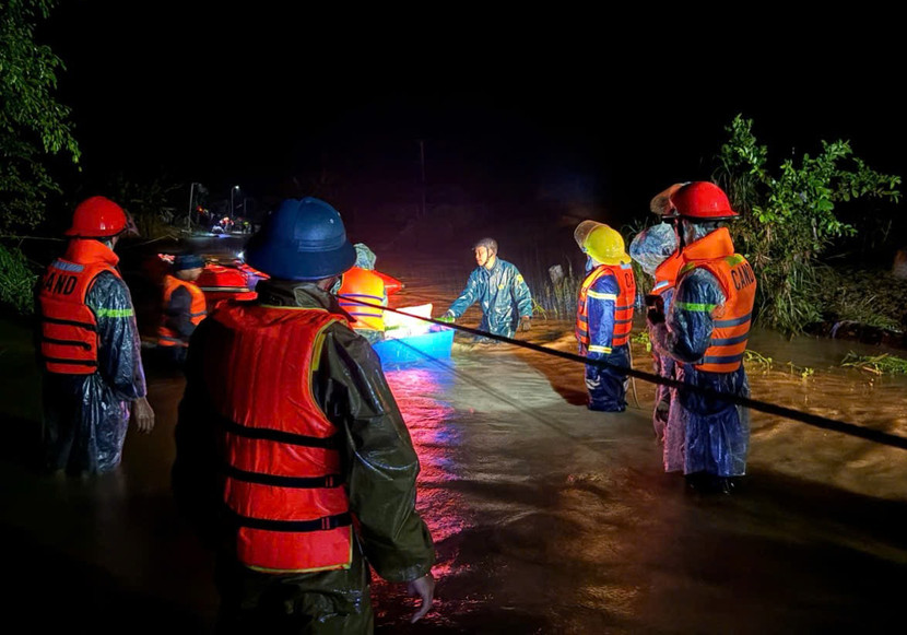 Các chiến sĩ Công an tỉnh Đắk Lắk khẩn trương tiến vào vùng lũ trong đêm 18-11 Các chiến sĩ Công an tỉnh Đắk Lắk khẩn trương tiến vào vùng lũ trong đêm 18-11