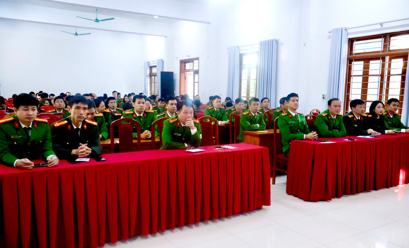 Cán bộ, chiến sĩ Công an phường Hà Đông hưởng ứng hoạt động ý nghĩa này...