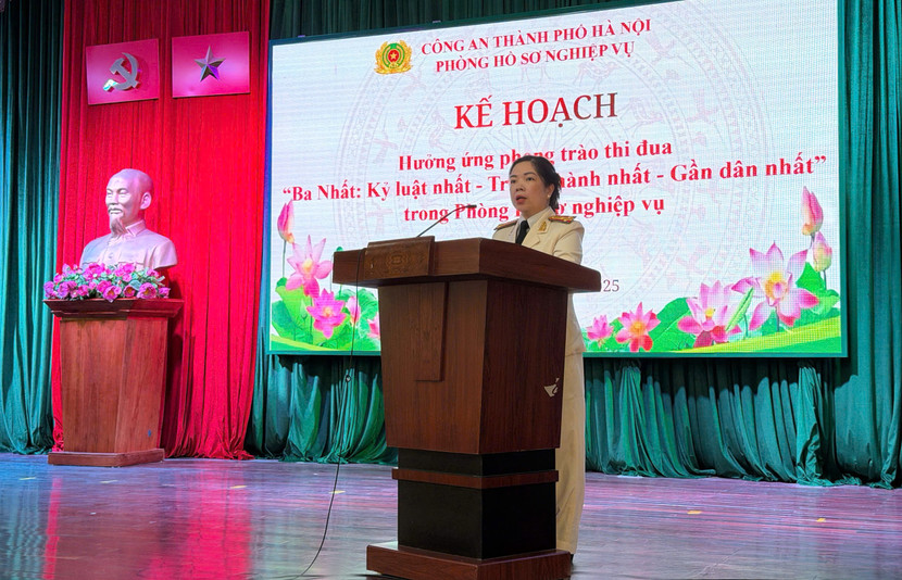 Thượng tá Phạm Thị Thùy Dương, Trưởng phòng Hồ sơ nghiệp vụ phát biểu tại Lễ phát động Thượng tá Phạm Thị Thùy Dương, Trưởng phòng Hồ sơ nghiệp vụ phát biểu tại Lễ phát động