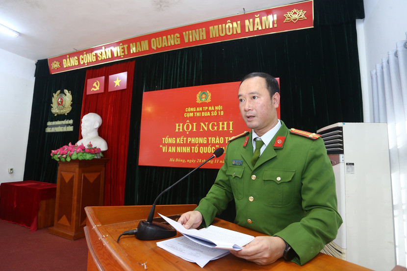 Trung tá Chu Anh Tuấn, Phó trưởng Công an phường Hà Đông báo cáo tổng kết phong trào thi đua
