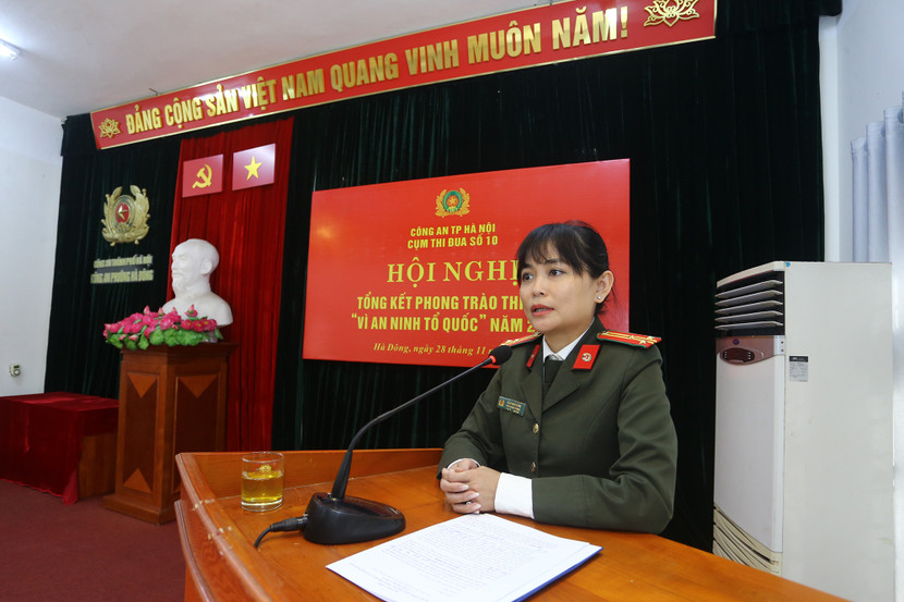 Thượng tá Châu Minh Hằng, Phó trưởng Phòng Công tác Chính trị CATP Hà Nội phát biểu tại hội nghị