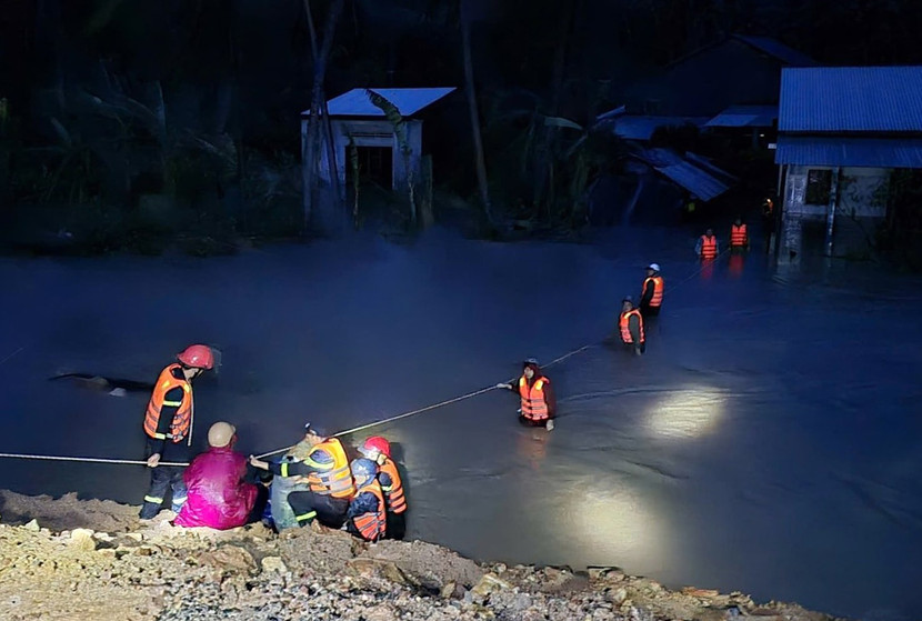 Công an tỉnh Đắk Lắk thiết lập một "cây cầu người" giữa dòng nước lũ để đưa người dân thoát khỏi vùng nguy hiểm Công an tỉnh Đắk Lắk thiết lập một "cây cầu người" giữa dòng nước lũ để đưa người dân thoát khỏi vùng nguy hiểm