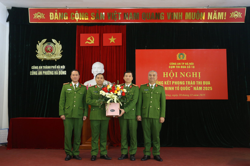 Đại diện đơn vị Cụm trưởng Cụm thi đua năm 2025 tặng hoa chúc mừng đơn vị Cụm trưởng, Cụm phó năm 2026