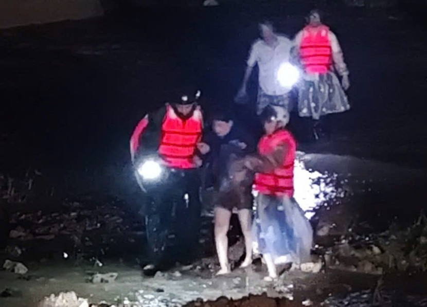 Hình ảnh người chiến sĩ công an là điểm tựa vững chắc bảo vệ cuộc sống bình yên của người dân Hình ảnh người chiến sĩ công an là điểm tựa vững chắc bảo vệ cuộc sống bình yên của người dân