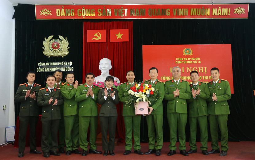 Các đại biểu chúc mừng các đơn vị Cụm trưởng, Cụm phó Cụm thi đua số 10 năm 2026