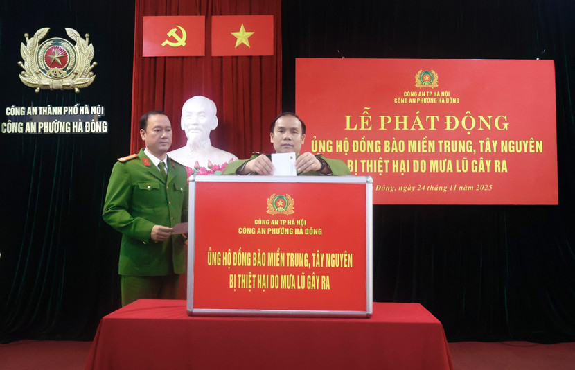 Đại diện Ban Chỉ huy CAP Hà Đông ủng hộ đồng bào