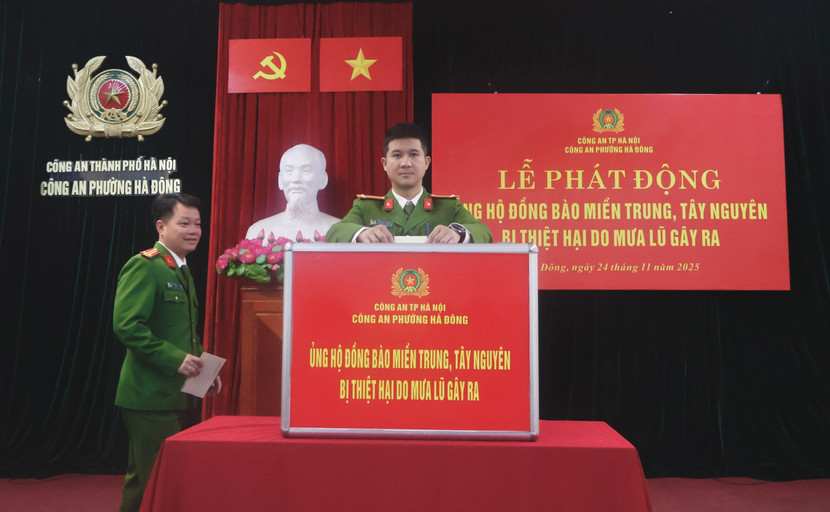 Đại diện Ban Chỉ huy CAP Hà Đông ủng hộ đồng bào
