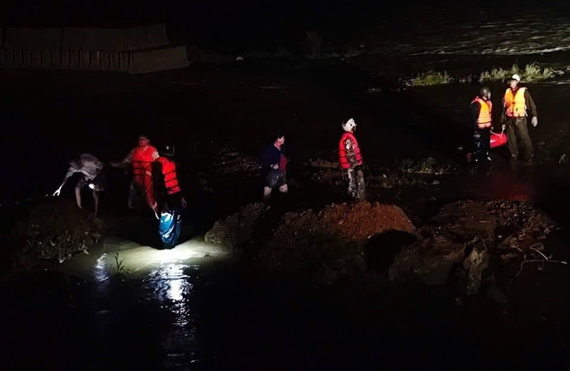 Các chiến sĩ mở lối an toàn giữa đêm lũ Các chiến sĩ mở lối an toàn giữa đêm lũ