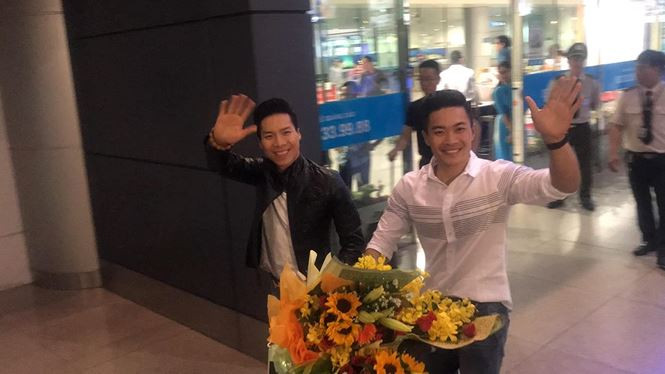 Cặp đôi vàng xuất hiện với gương mặt, rạng rỡ tại sân bay Tân Sơn Nhất