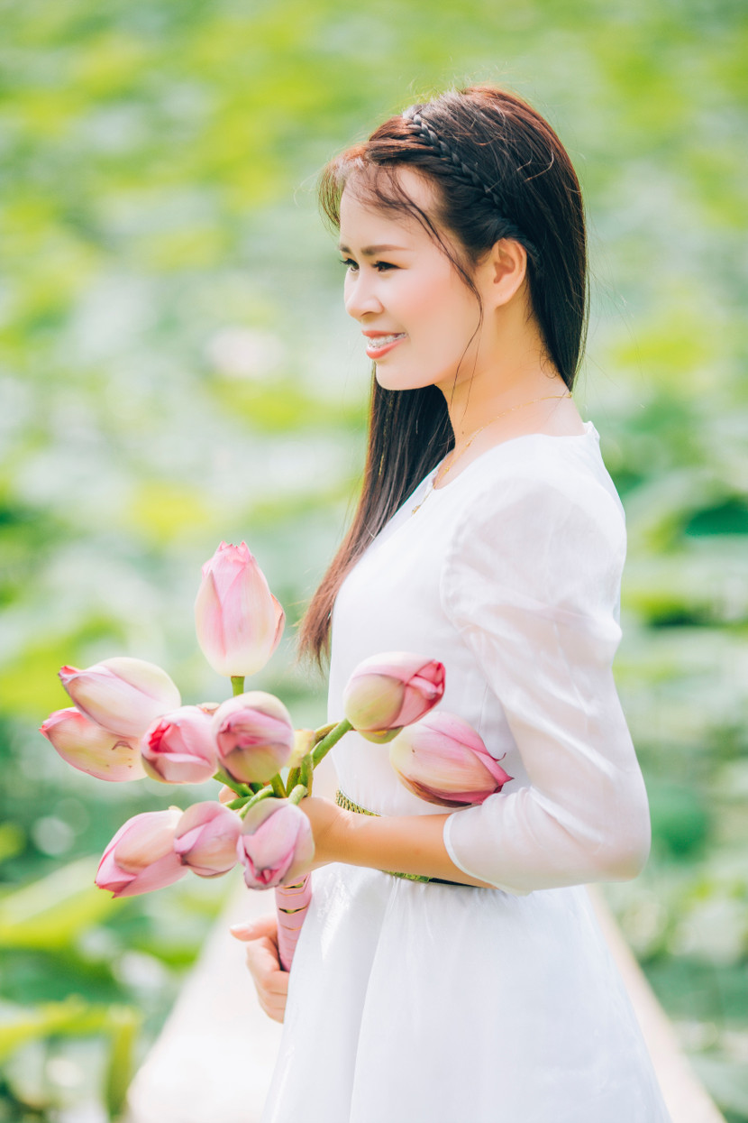 Cô chia sẻ, dù cuộc sống còn nhiều gập ghềnh nhưng Ngọc Thanh luôn nở nụ cười trên môi. Đặc biệt, cô chụp nhiều ảnh để lưu lại những khoảnh khắc thanh xuân của đời người bởi “tuổi trẻ chẳng hai lần thắm lại”