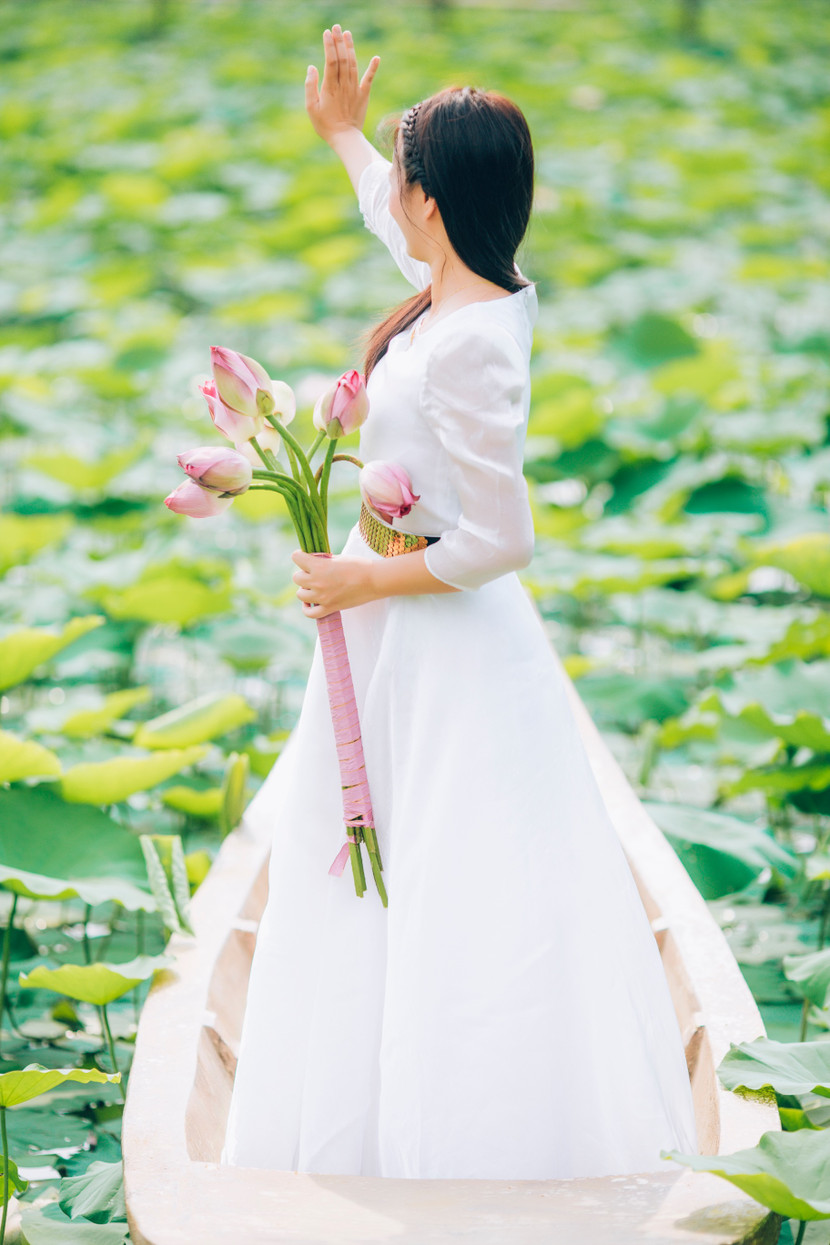 Ngọc Thanh tự tin tạo dáng trước ống kính, giơ tay như đón nắng mặt trời rực rỡ. Bộ ảnh mang vẻ đẹp tinh khôi và đầy sức sống.