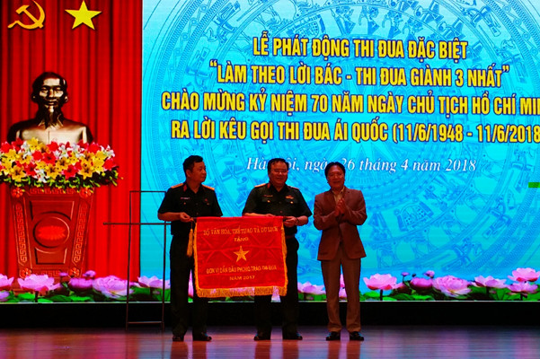 Thứ trưởng Bộ VHTTDL Vương Duy Biên trao tặng Cờ thi đua của Bộ cho Nhà hát Chèo Quân đội Thứ trưởng Bộ VHTTDL Vương Duy Biên trao tặng Cờ thi đua của Bộ cho Nhà hát Chèo Quân đội