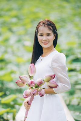 Thi sỹ cười rạng rỡ giữa màu xanh ngút ngàn của những chiếc lá sen non