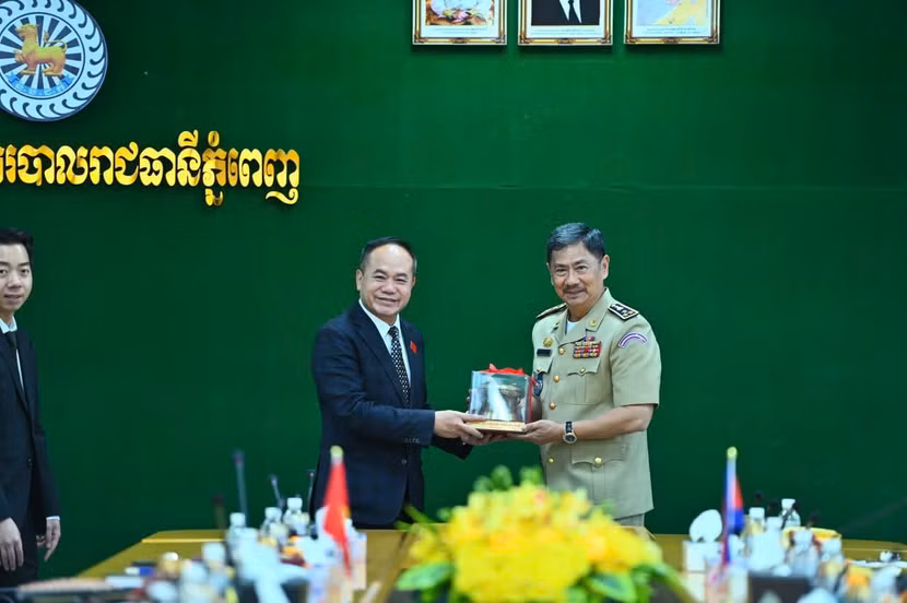 Công an thành phố Hà Nội đẩy mạnh hợp tác quốc tế, quyết liệt đấu tranh với tội phạm mạng xuyên quốc gia tại Vương quốc Campuchia ảnh 13