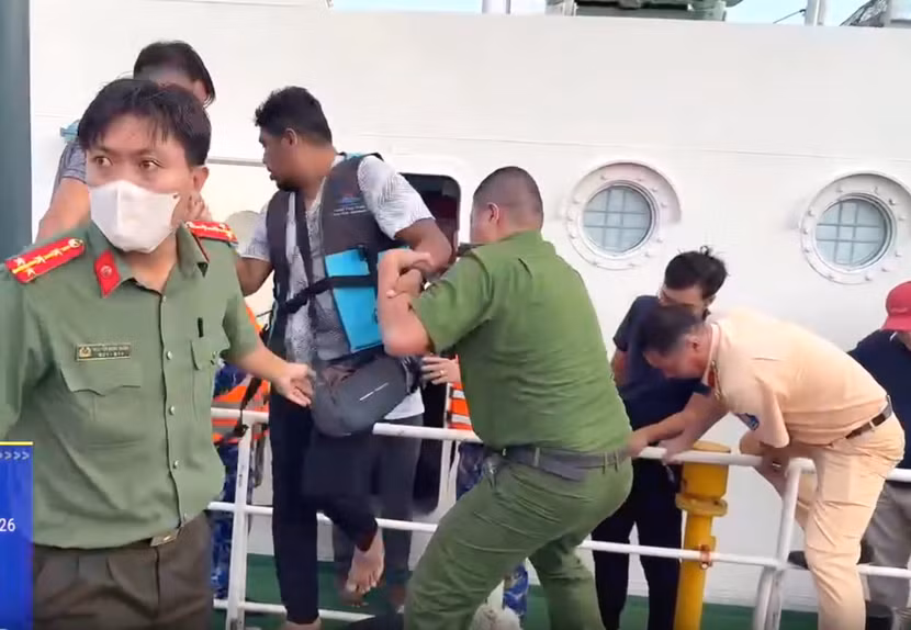 Lực lượng Công an phối hợp các đơn vị chức năng đưa các du khách gặp nạn lên tàu