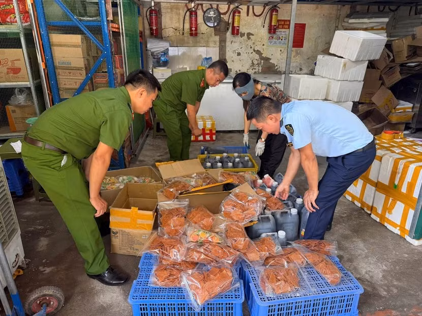 Lực lượng chức năng kiểm tra cơ sở kinh doanh