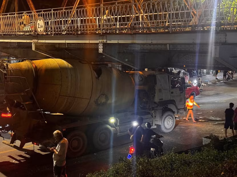 Thông tin vụ xe ô tô trộn bê tông va chạm vào gầm cầu Long Biên ảnh 1