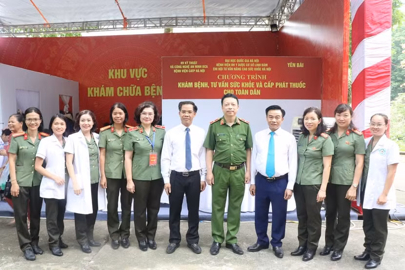 Bệnh viện Công an thành phố Hà Nội khám bệnh, cấp phát thuốc miễn phí cho người dân xã Yên Bài ảnh 4