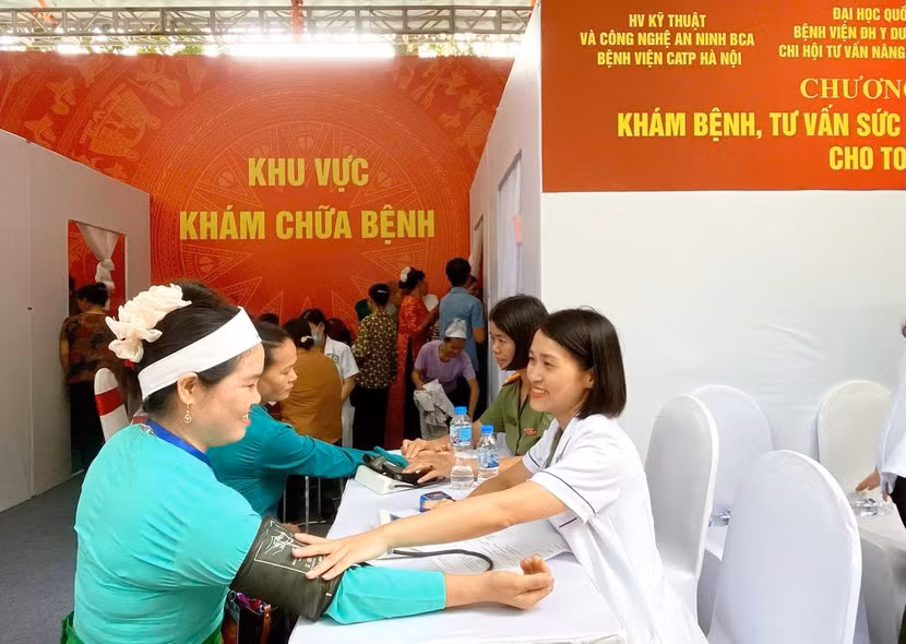 Bệnh viện Công an thành phố Hà Nội khám bệnh, cấp phát thuốc miễn phí cho người dân xã Yên Bài ảnh 3