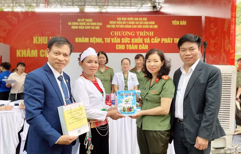 Bệnh viện Công an thành phố Hà Nội khám bệnh, cấp phát thuốc miễn phí cho người dân xã Yên Bài ảnh 5