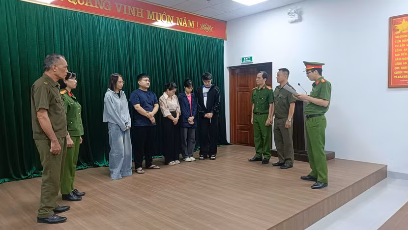 co-quan-canh-sat-dieu-tra-cong-an-tinh-bac-ninh-lam-viec-voi-cac-doi-tuong-trong-vu-an.jpg