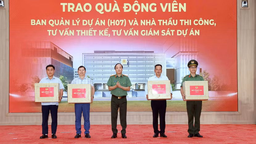 Đồng chí Thượng tướng Đặng Hồng Đức, Thứ trưởng Bộ Công an trao quà động viên các đơn vị tham gia dự án.