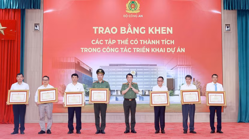 Bộ trưởng Lương Tam Quang trao Bằng khen cho tập thể, cá nhân có thành tích trong công tác triển khai dự án.