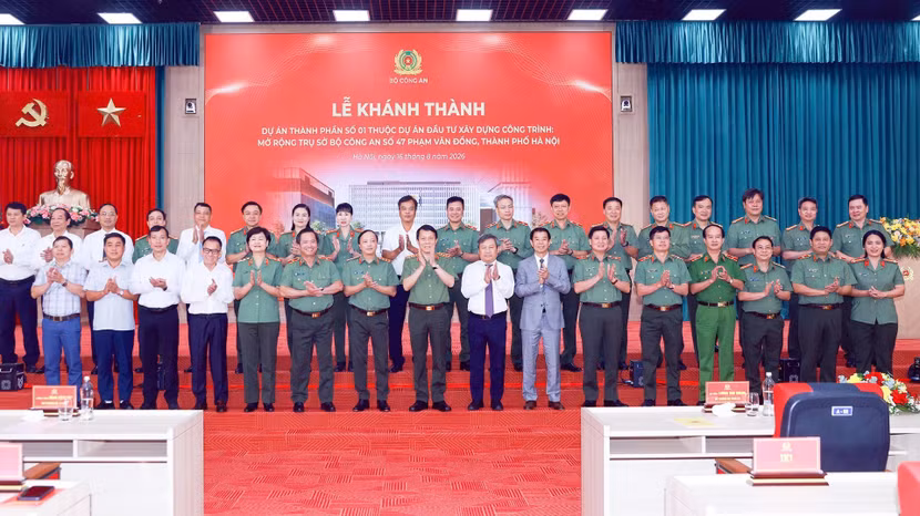 Các đại biểu chụp ảnh lưu niệm.