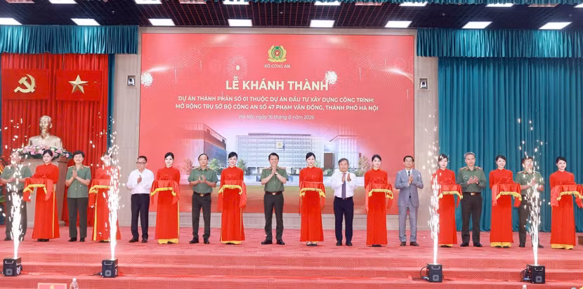 Bộ trưởng Lương Tam Quang và các đại biểu thực hiện nghi thức cắt băng khánh thành dự án.