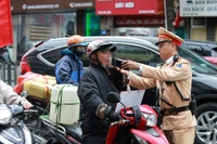 Cảnh sát giao thông Hà Nội xử lý vi phạm nồng độ cồn ‘xuyên’ Tết Dương lịch 2026