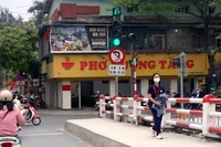 Gỡ bỏ băng rôn che khuất biển báo tại cầu Khương Đình sau phản ánh của An ninh Thủ đô