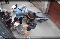 Video: Nam thanh niên đi xe máy không mũ bảo hiểm hành hung phụ nữ tại phường Định Công 