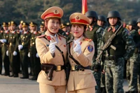 Vẻ đẹp rạng rỡ của Khối nữ Cảnh sát giao thông Thủ đô dưới nắng thao trường