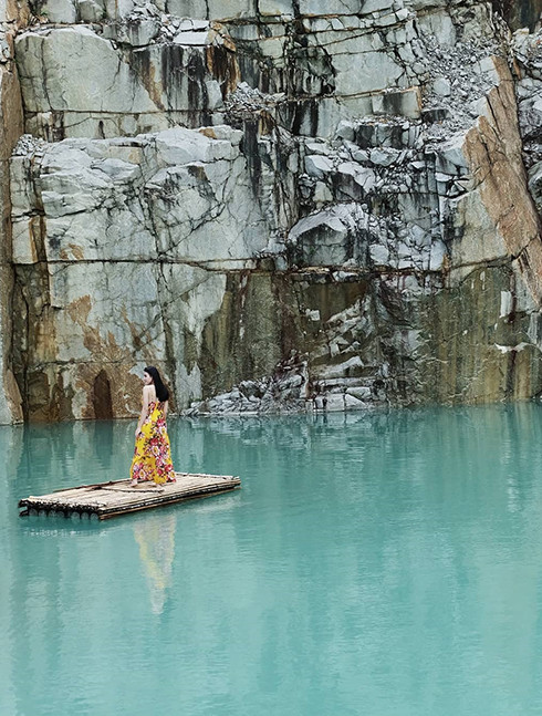 Theo Zing, Tuyệt Tình Cốc cách khu trung tâm chợ Đà Lạt khoảng 22 km. Để đến đây, bạn đi dọc theo quốc lộ DT722 đến làng Cù Lần. Từ cổng làng Cù Lần, bạn đi thêm khoảng 400 m thì rẽ lên dốc đá núi bên tay trái, đi tiếp 3 km là tới nơi