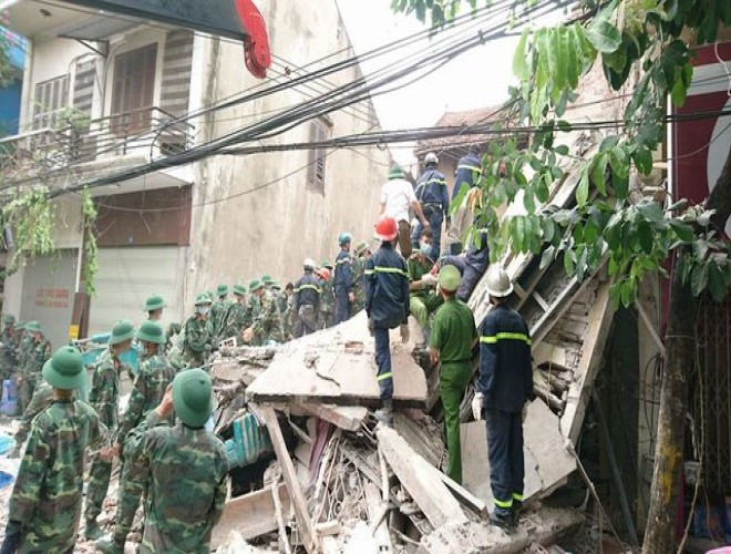 Hơn 3h ngày 4-8-2016, căn nhà 4 tầng số 43 Cửa Bắc (quận Ba Đình) bất ngờ bị sập khiến 5 người bị vùi lấp, 2 người trong số này tử vong.