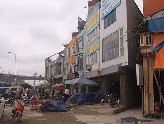 Gần đây, đường Phạm Văn Đồng xuất hiện những căn nhà có hình dạng “kì dị” khiến nhiều người không khỏi bất ngờ.