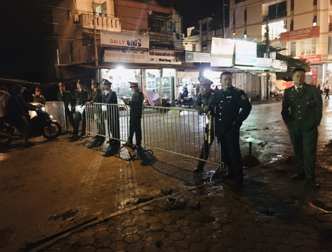 Từ 23h, lực lượng công an đã có mặt xung quanh khu vực bắn pháo hoa tại huyện Mỹ Đức để đảm bảo an ninh trật tự cũng như giải quyết các vấn đề liên quan đến ách tắc giao thông Từ 23h, lực lượng công an đã có mặt xung quanh khu vực bắn pháo hoa tại huyện Mỹ Đức để đảm bảo an ninh trật tự cũng như giải quyết các vấn đề liên quan đến ách tắc giao thông