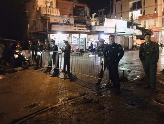 Từ 23h, lực lượng công an đã có mặt xung quanh khu vực bắn pháo hoa tại huyện Mỹ Đức để đảm bảo an ninh trật tự cũng như giải quyết các vấn đề liên quan đến ách tắc giao thông