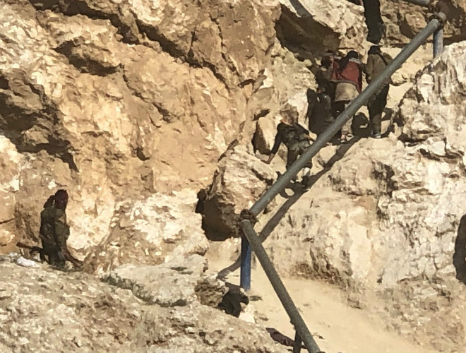 Truyền thông SDF cho biết số lượng tay súng IS đầu hàng đã lên đến 3.000 từ ngày 12-3. Ba phụ nữ người Yazidi và bốn trẻ em đã được giải cứu