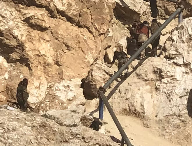 Truyền thông SDF cho biết số lượng tay súng IS đầu hàng đã lên đến 3.000 từ ngày 12-3. Ba phụ nữ người Yazidi và bốn trẻ em đã được giải cứu