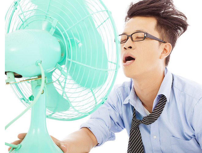 Trong mùa hè, nhiều người còn có thói quen sử dụng quạt máy để làm mát cơ thể. Tuy nhiên, các chuyên gia sức khỏe cảnh báo, nếu sử dụng quạt máy không đúng cách có thể dẫn đến những hệ lụy nghiêm trong cho sức khỏe