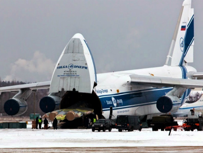 Máy bay vận tải quân sự Antonov An-124 Ruslan
