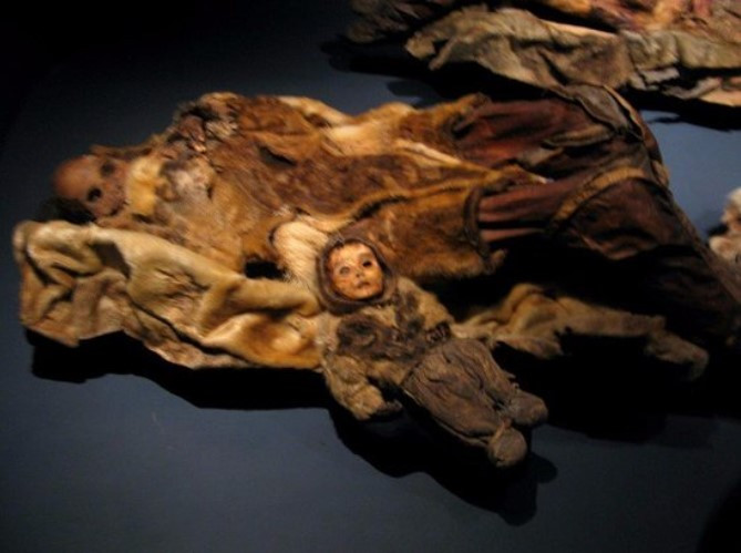 Ám ảnh ánh mắt của xác ướp bé trai 6 tháng tuổi bị chôn sống theo mẹ ảnh 4 Ám ảnh ánh mắt của xác ướp bé trai 6 tháng tuổi bị chôn sống theo mẹ ảnh 4